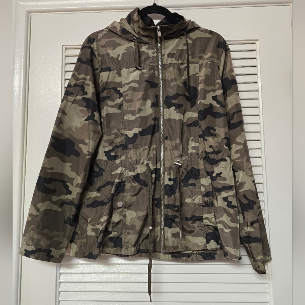 Ashley By 26 International - Camo Lightweight Windbreaker With Hood & Pockets